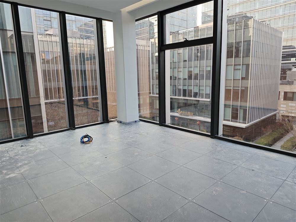 上海环创中心SC800架空地板室内装修项目 – 3000㎡金融办公空间地板铺装工程