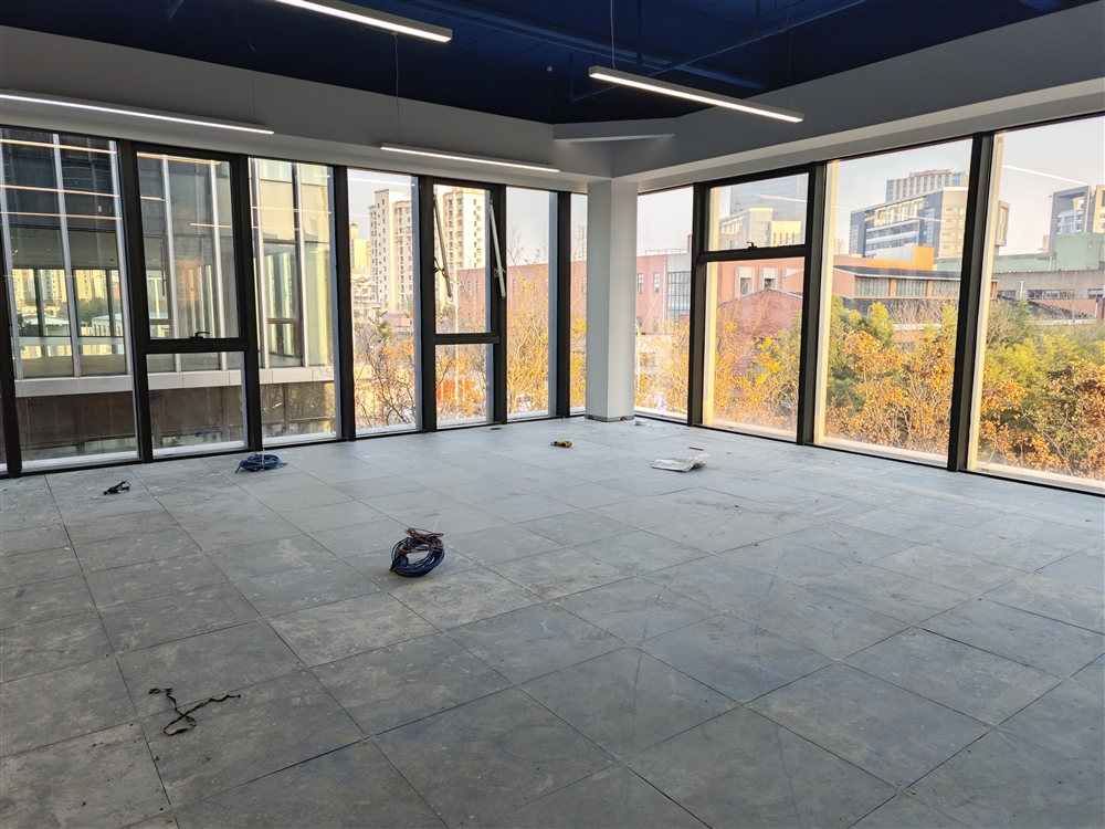 SC800 raised access floor installation in a large open-plan office area