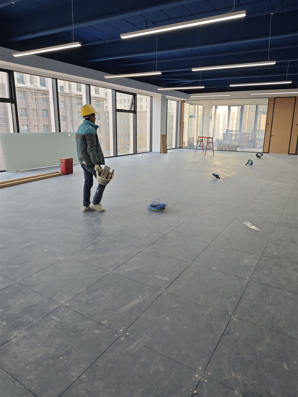 On-site view of the SC800 raised access floor after installation (prior to carpet laying)